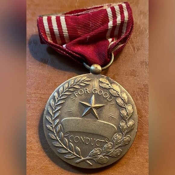 Vintage US Army Good Conduct Medal WWII Era Eagle Ribbon Efficiency Honor - Picture 2 of 3